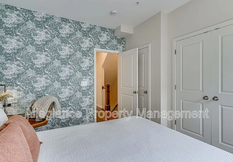 944 N Columbus St — Photo 20