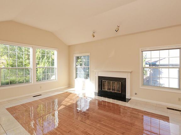 4th image of 18 Botany Ct