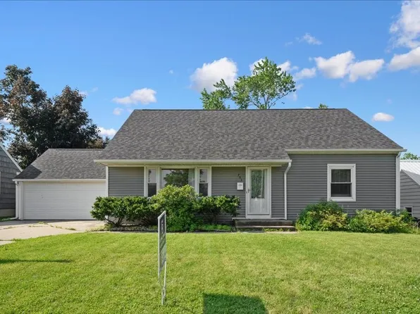 751 30th St NE, Cedar Rapids, IA 52402