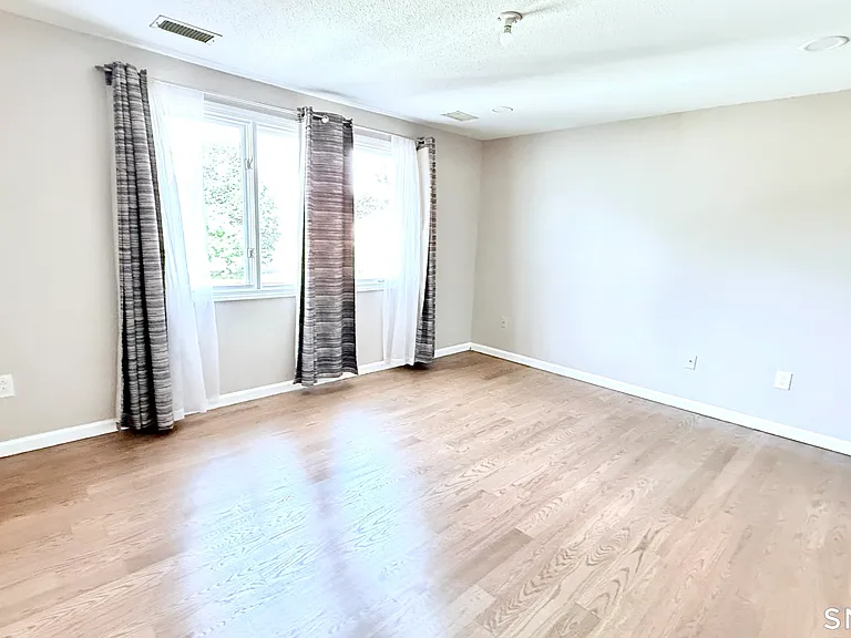 16 Arthur Dr #4 — Photo 6