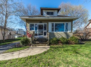 24 W Maple Ave, Roselle, IL 60172