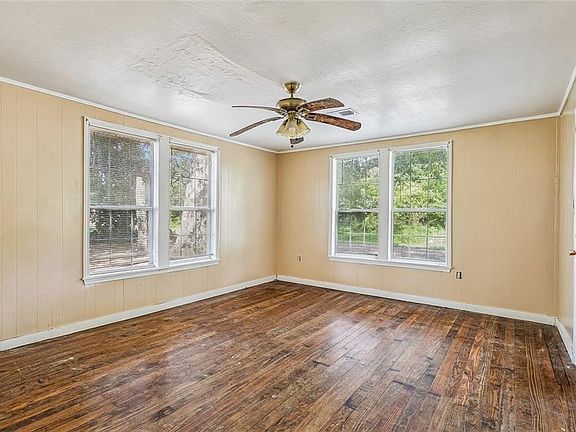 4th image of 919 Avenue F