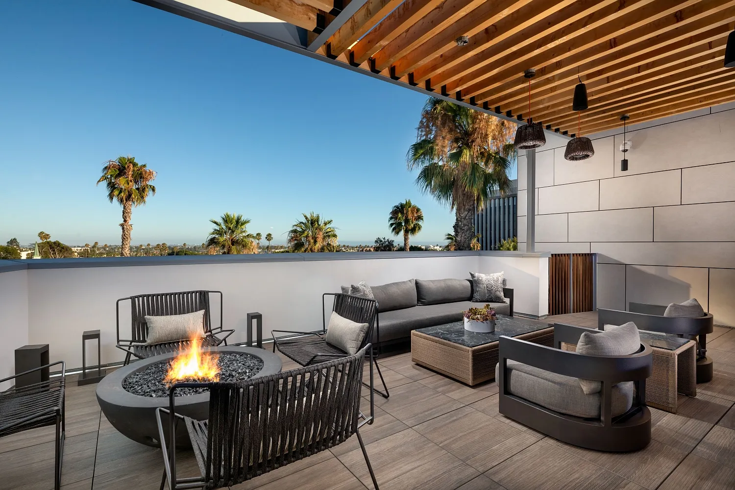 Evani 3223 Wilshire — Photo 1