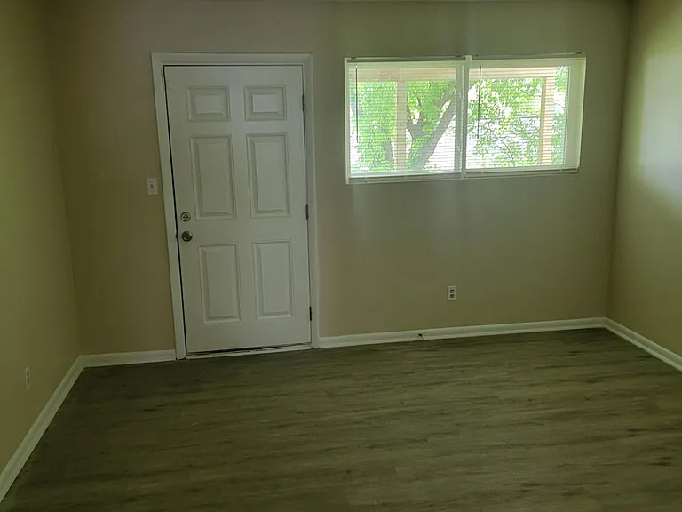 528 Ashlawn Dr #4 — Photo 3