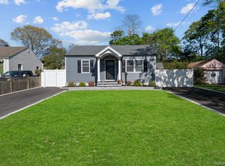 9 Brook Pl, East Islip, NY 11730