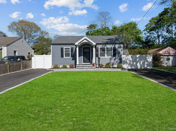 9 Brook Place, East Islip, NY 11730