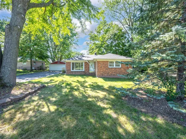 3942 Joslyn Rd, Orion, MI 48359
