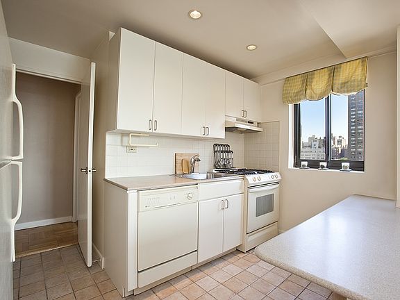 5th image of 10 E End Ave APT 15C