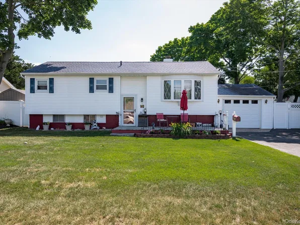 2707 Gull Avenue, Medford, NY 11763