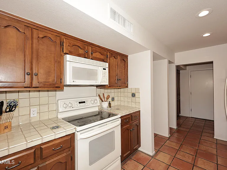 1725 E Staghorn Ln — Photo 6