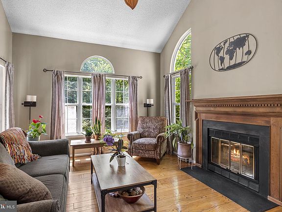 3rd image of 128 Sandhurst Dr