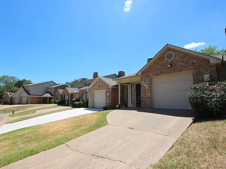 5839 Creekside Cir — Photo 2