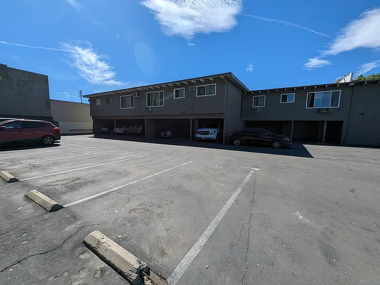 6220 Lemona Ave — Photo 10