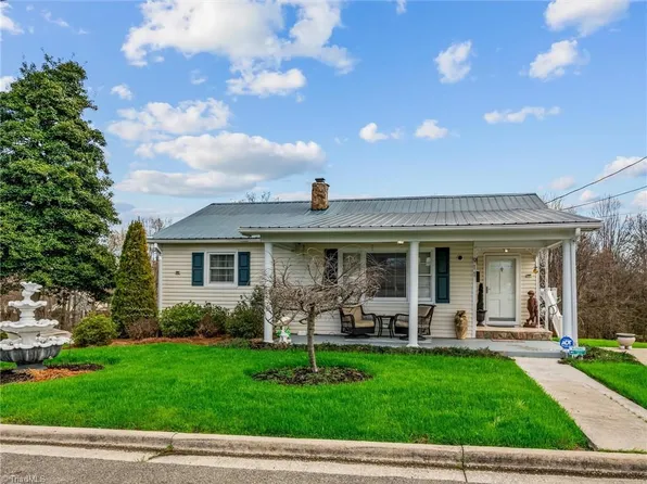 911 Banner St, Mount Airy, NC 27030