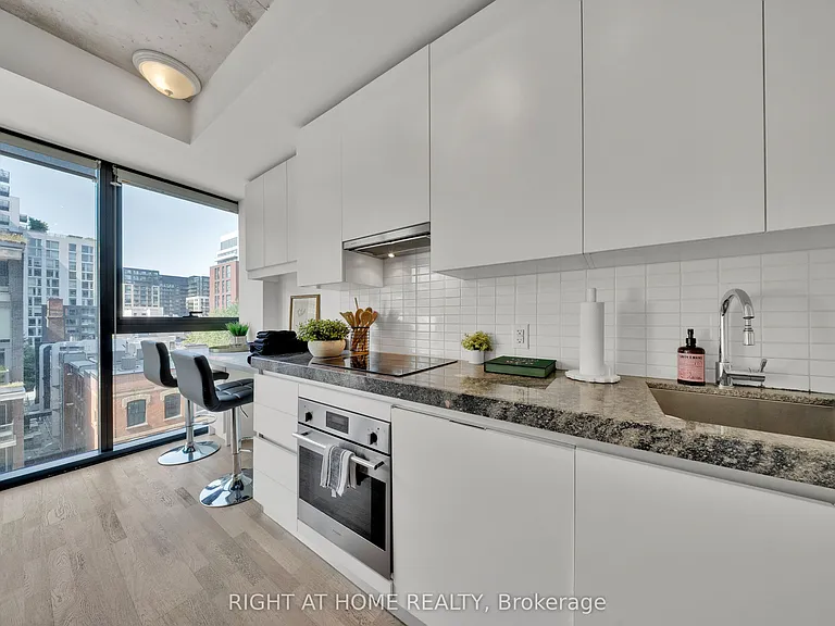 629 King St W #625 — Photo 14