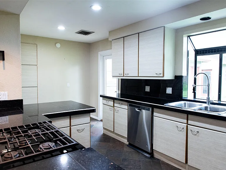 5564 Aspen St — Photo 15