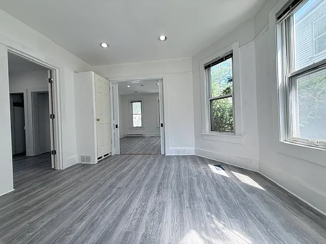 521 Sarah St — Photo 18