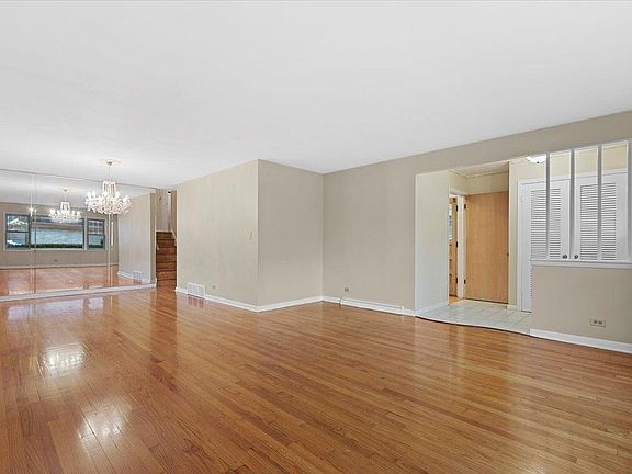 4th image of 2751 W Lunt Ave