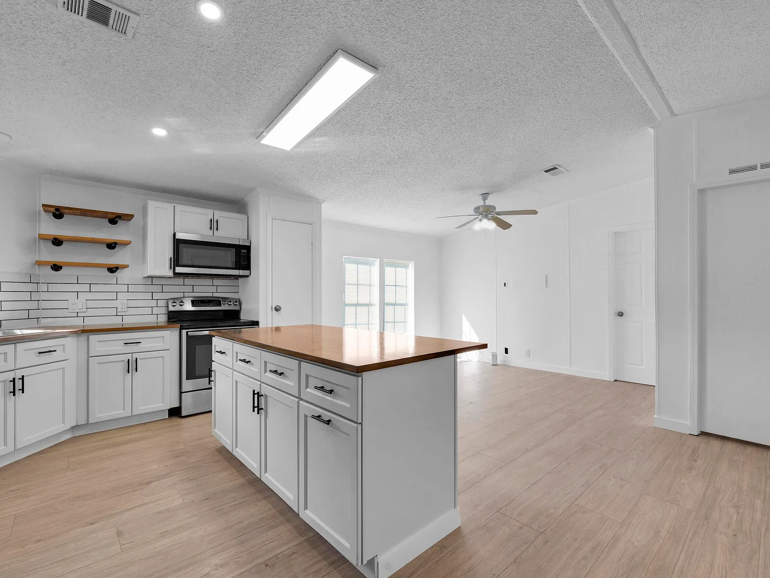 2 bed, 1.0 bath, 1100 sqft, $2,150 — Photo 3