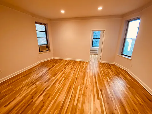 Rented by Metropolis Real Estate of Manhattan | media 2