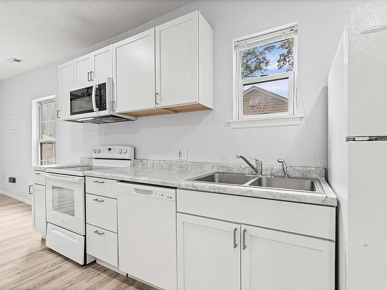 309 Alexander Ave — Photo 8