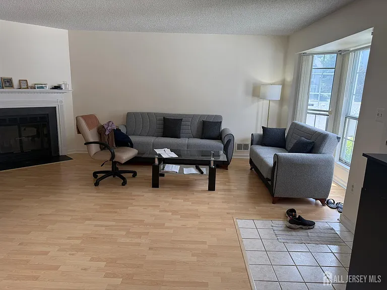 207 Darwin Ln — Photo 3