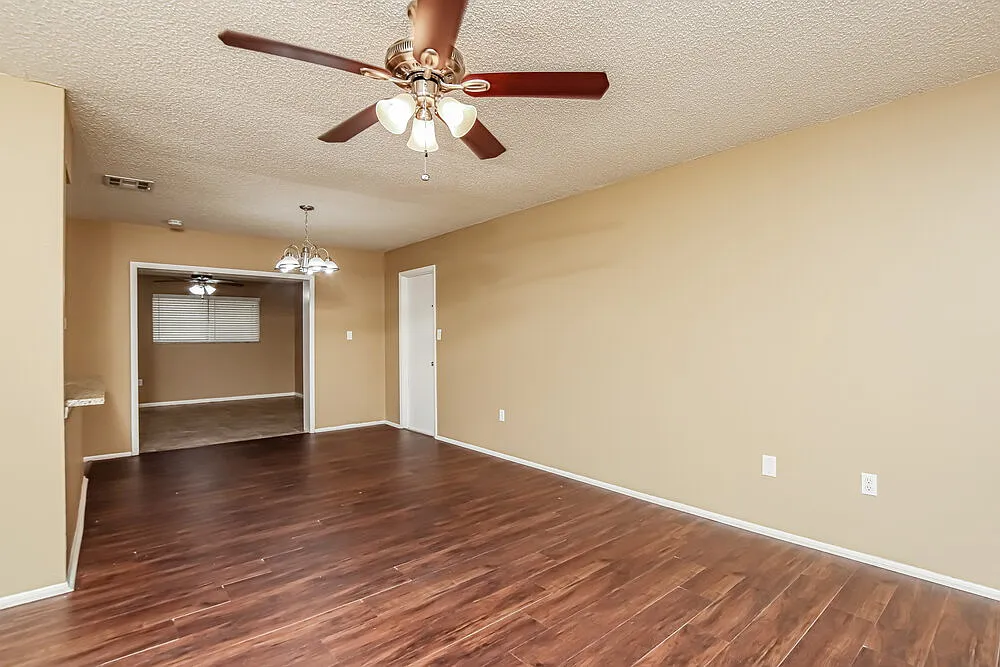 3 bed, 2.0 bath, 1392 sqft, $1,670 — Photo 4