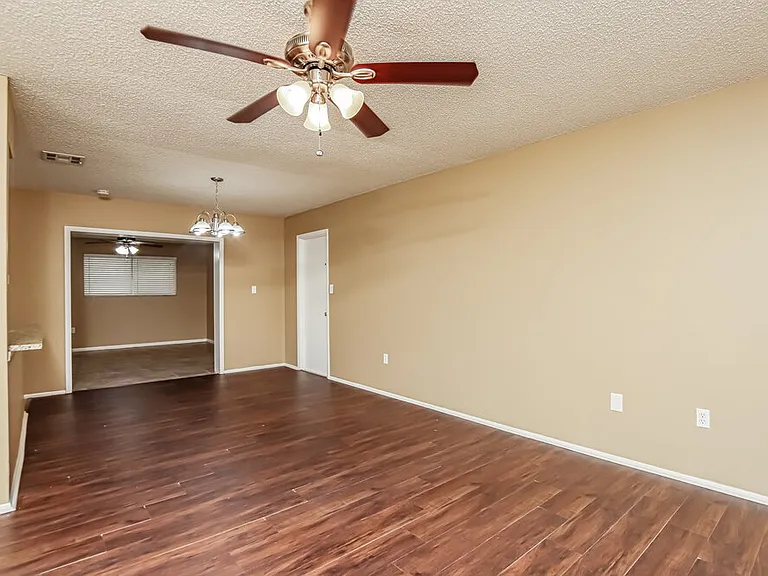 431 Veronica Ave NE — Photo 4