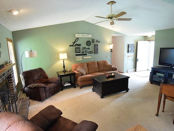 3rd image of 1085 Sterling Heights Dr