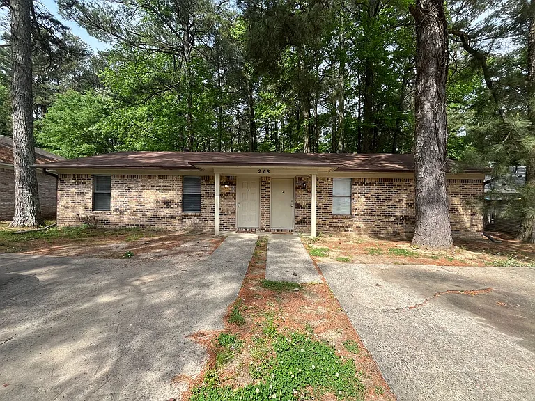 218 Bellevue Cir — Photo 1