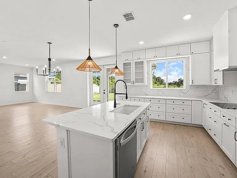 5 bed, 2.5 bath, 2575 sqft, $3,200 — Photo 4