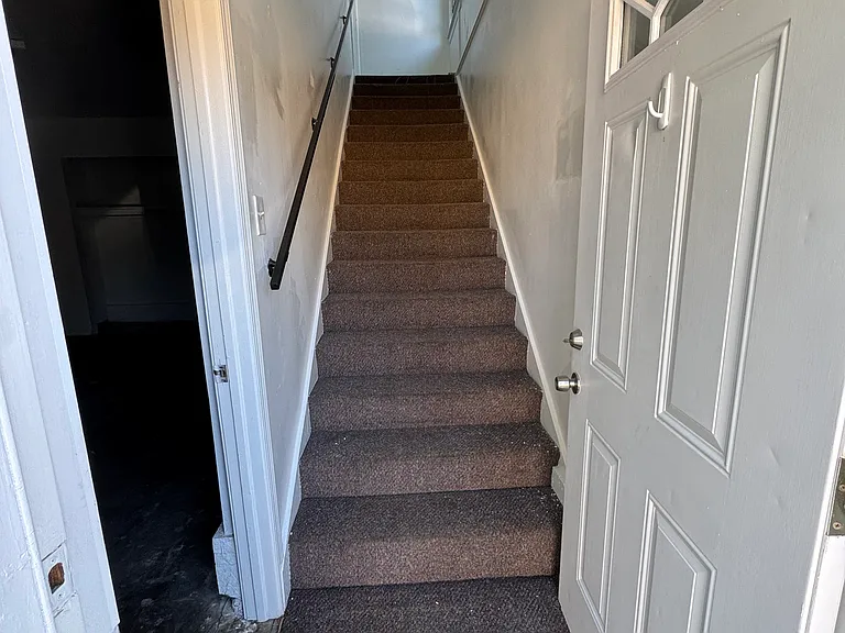 1812 1/2 N Saint Clair Ave — Photo 4