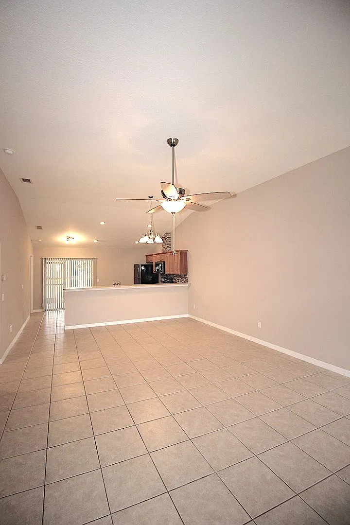 Gorgeous 3 Bed 2 Bath 1 Car Townhome w Lawn Cutting in Palm Coast! — Photo 4