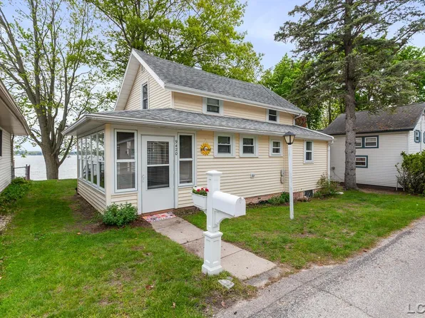 9420 W Ferndale Dr, Manitou Beach, MI 49253