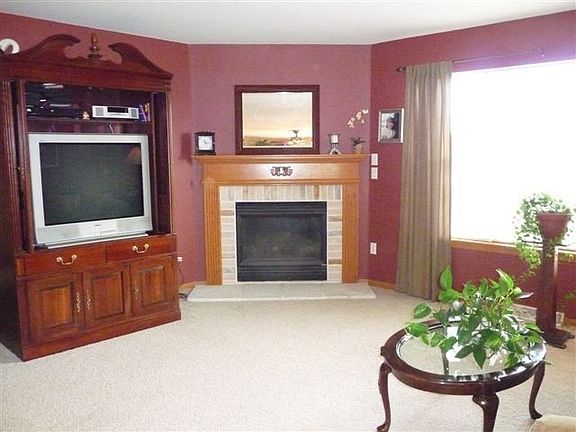 Great Rm w/fireplace