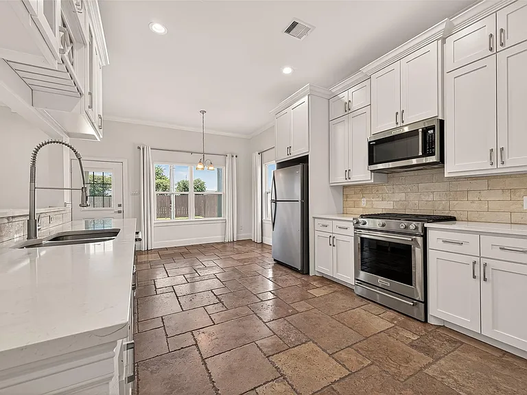 2211 Silverbonnet St — Photo 15