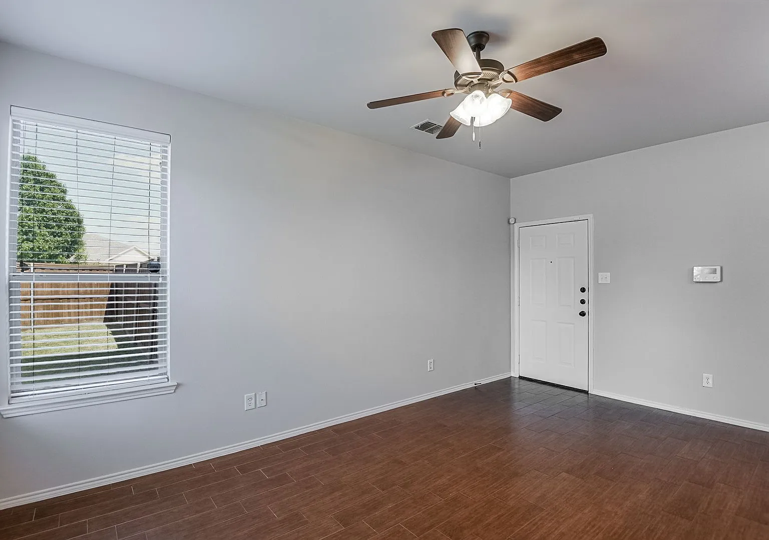 Beautiful 3 Bedroom, 2.5 Bath duplex located in Woodland Estates! — Photo 4
