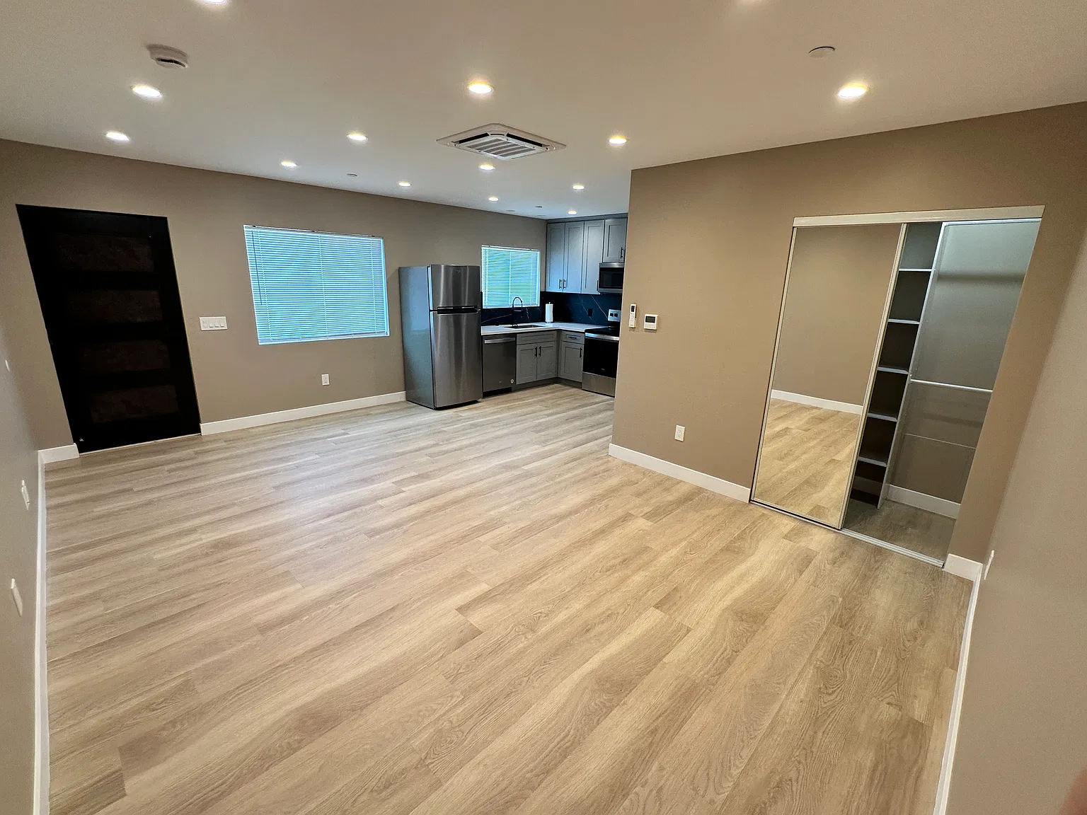 Studio, 430 sqft, $1,950 — Photo 3