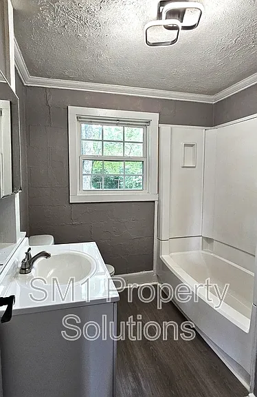 1001 Burton Ave — Photo 11