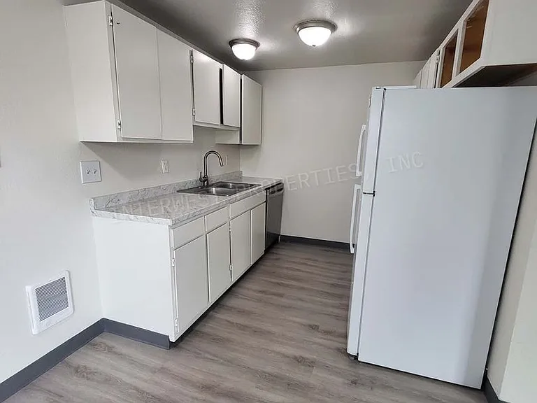 8231 N Fessenden St — Photo 5