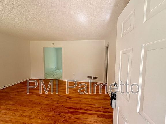4th image of 1805 Carousel Cir