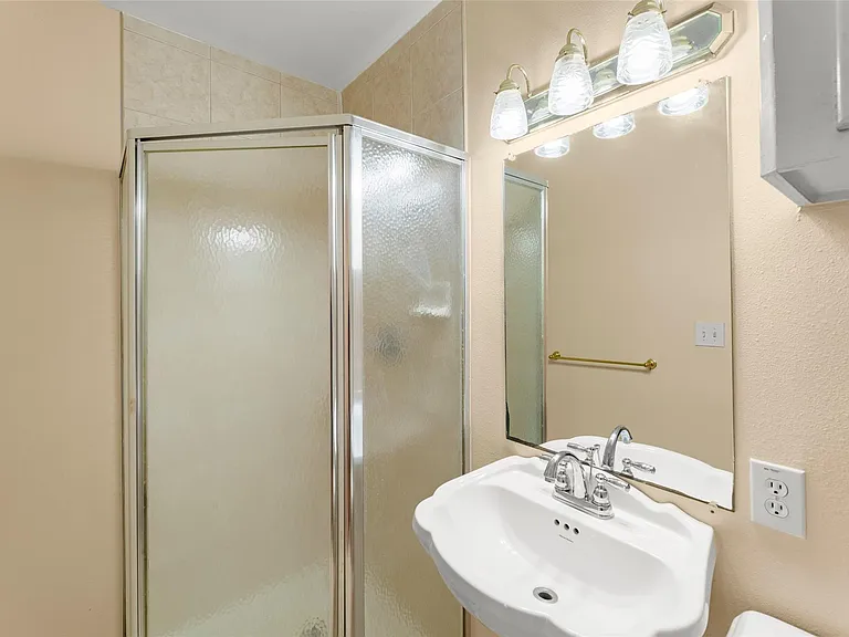 1535 W 25th St — Photo 32