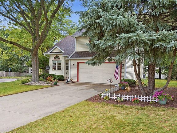 4th image of 2 Cottonwood Cir