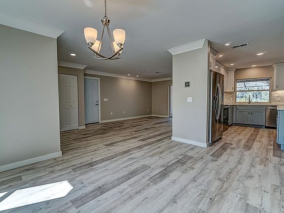 4th image of 352 Dorchester Dr