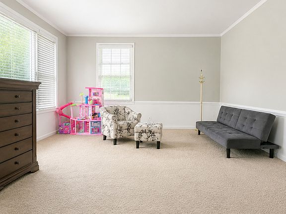 3rd image of 15 Oak Ln