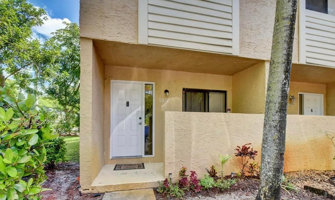 2 bed, 1.5 bath, 988 sqft, $1,995 — Photo 2