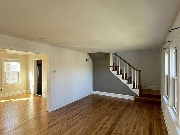 4th image of 35 Boxwood Ave
