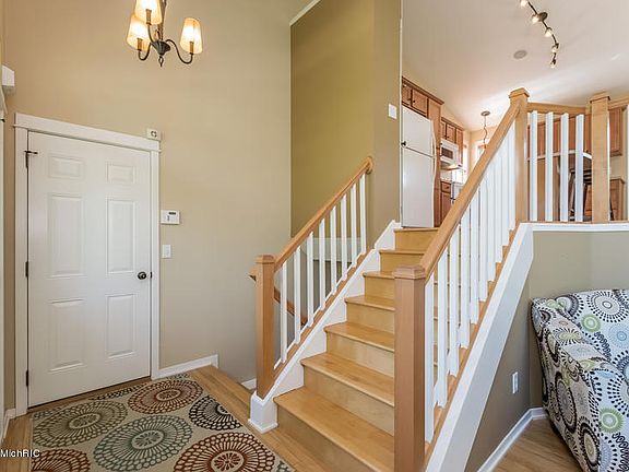 4th image of 2502 Orchard View Dr NE