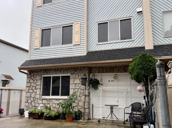 16 Wirt Ln, Staten Island, NY 10309