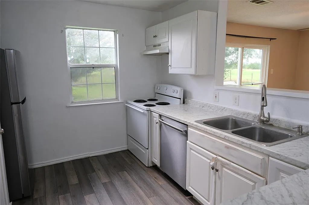 3 bed, 2.0 bath, 1356 sqft, $1,600 — Photo 3